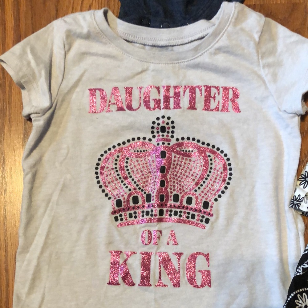 PRE-OWNED BUNDLE OF 24 MONTH OLD SHIRTS AND ONESIES. ALL ARE 24 MONTHS. - Picture 5 of 6